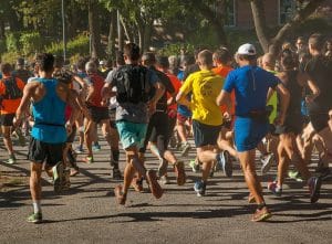 Un groupe de coureurs s'élance lors d'une course de trail