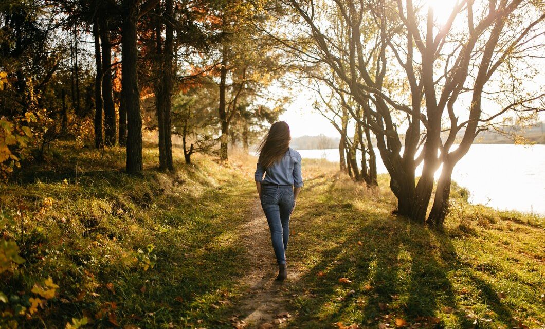 Débranchez et marchez : l’essor du Silent Walking sur les réseaux sociaux