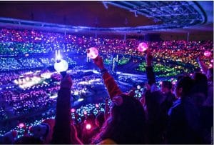 Fans tenant un lightstick Army Bomb au concert K-pop de BTS