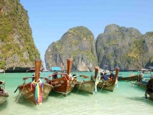 Bateaux sur une plage paradisiaque d'un île de Thaïlande