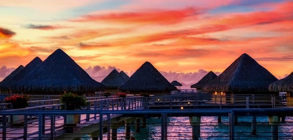 decouvrir la polynesie francaise coucher de soleil a bora bora sur des bungalow sur pilotis