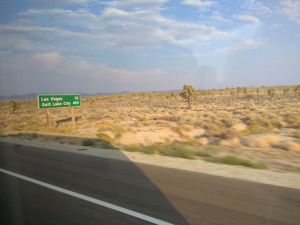 Vue sur le désert de la fenêtre du bus vers Las Vegas