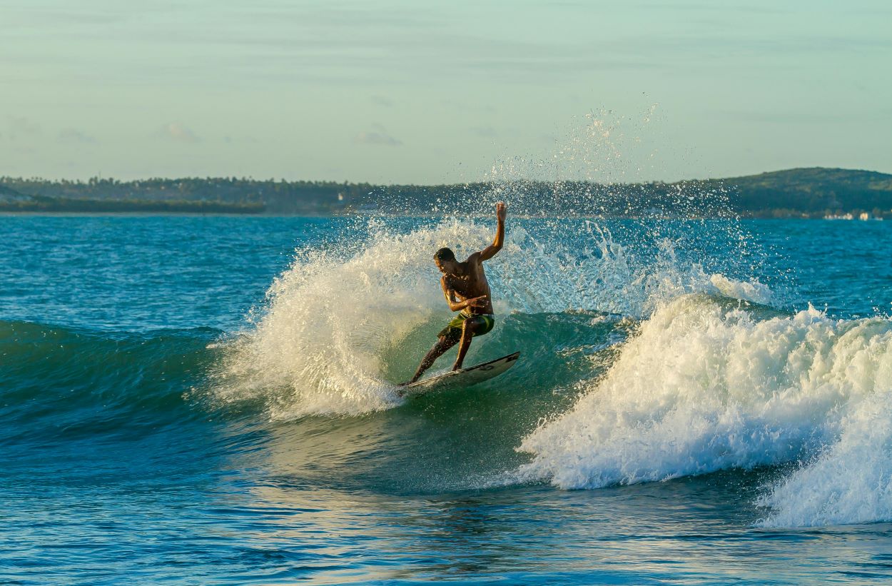 Surfeur expérimenté qui réalise un snap sur une shortboard