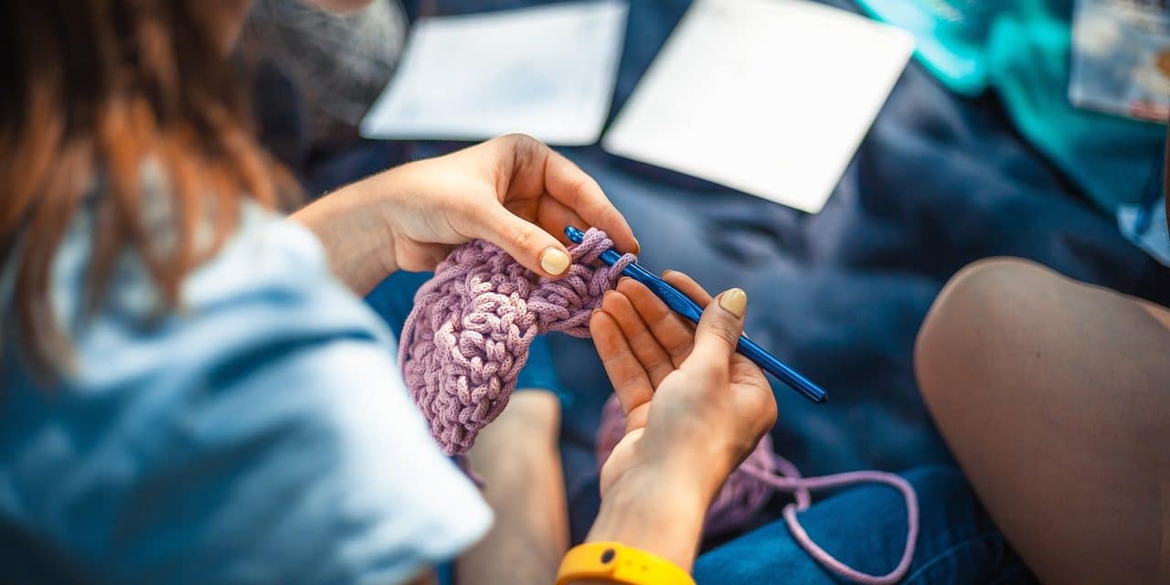 Le crochet, le tricot et la méditation : les 4 avantages pour le corps et le mental