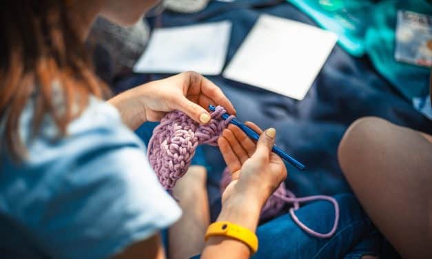 Le crochet, le tricot et la méditation : les 4 avantages pour le corps et le mental