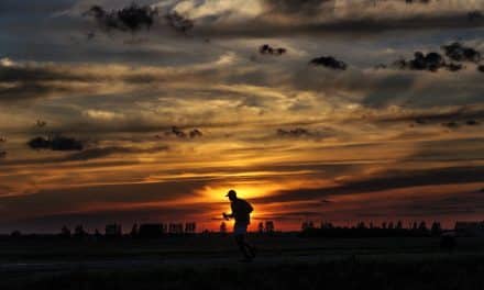 Gary McKee, un homme de 53 ans, court un marathon par jour pendant 1 an afin de récolter des fonds contre le cancer