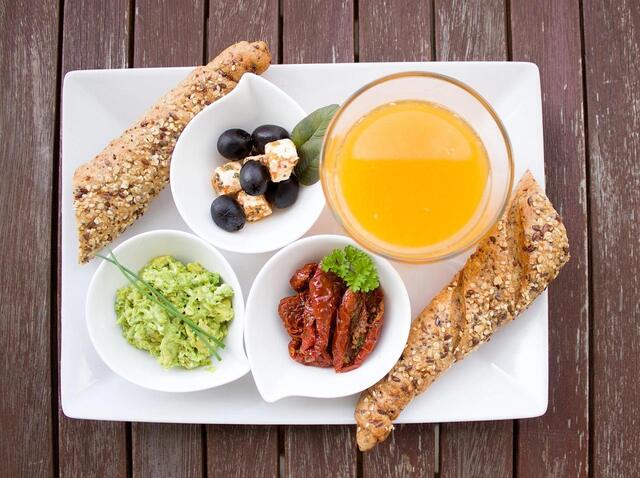 Assiette de fruits et de légumes pour une alimentation saine et équilibrée