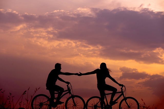 Couple à vélo pour fortifier ses défenses immunitaires