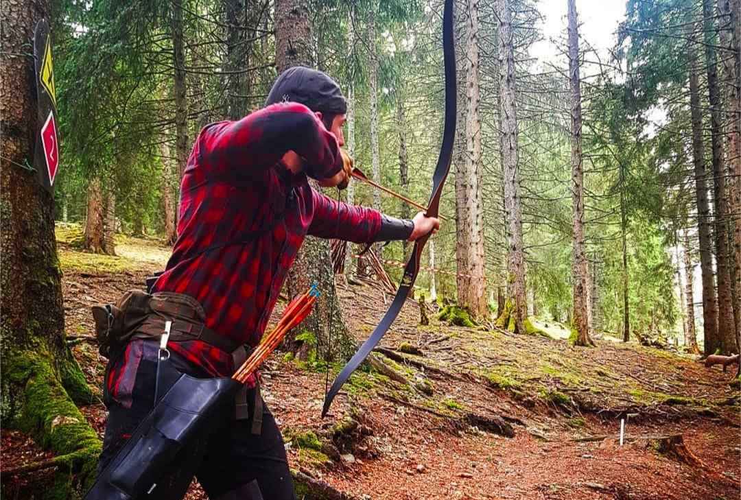 Archer en exterieur sur un pas de tir nature