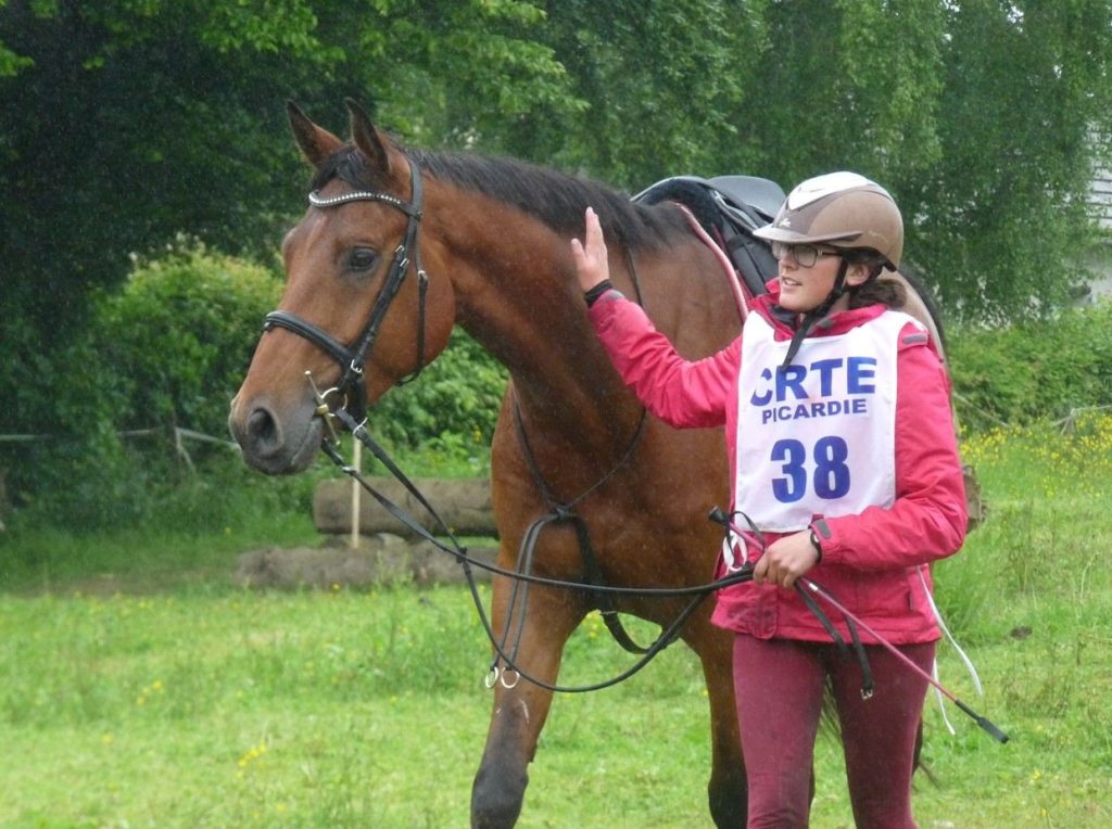 Une cavalière et son cheval à l'arrivée du parcours d'orientation et de régularité (POR), première épreuve du TREC