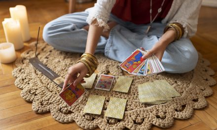 Tirer les cartes : une pratique puissante pour se reconnecter à soi