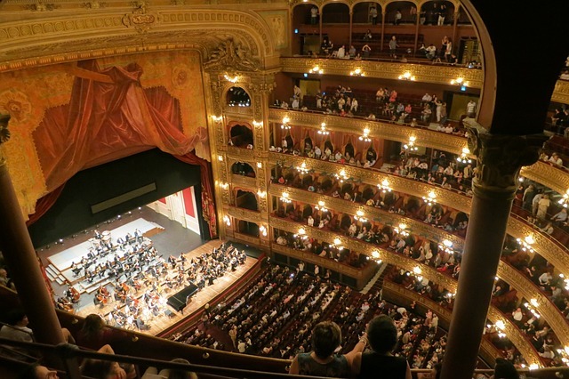 Quand applaudir ? Comment s’habiller ? Codes et rituels pour assister à votre soirée musicale classique en toute sérénité !