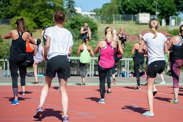 Élèves en train d'apprendre la zumba en extérieur