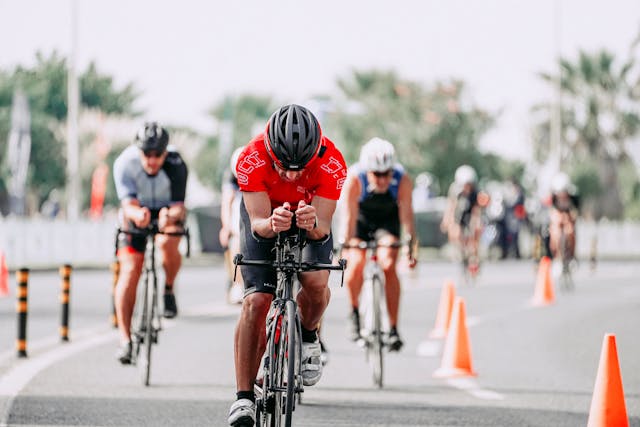 Cyclistes sur route pendant la course.