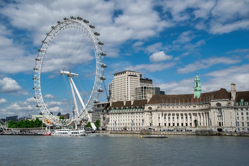 Vue de Westminster Bridge sur le London Eye et South Bank